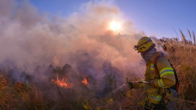 El Incendio en Las Higueras se reavivó este sábado por la tarde.