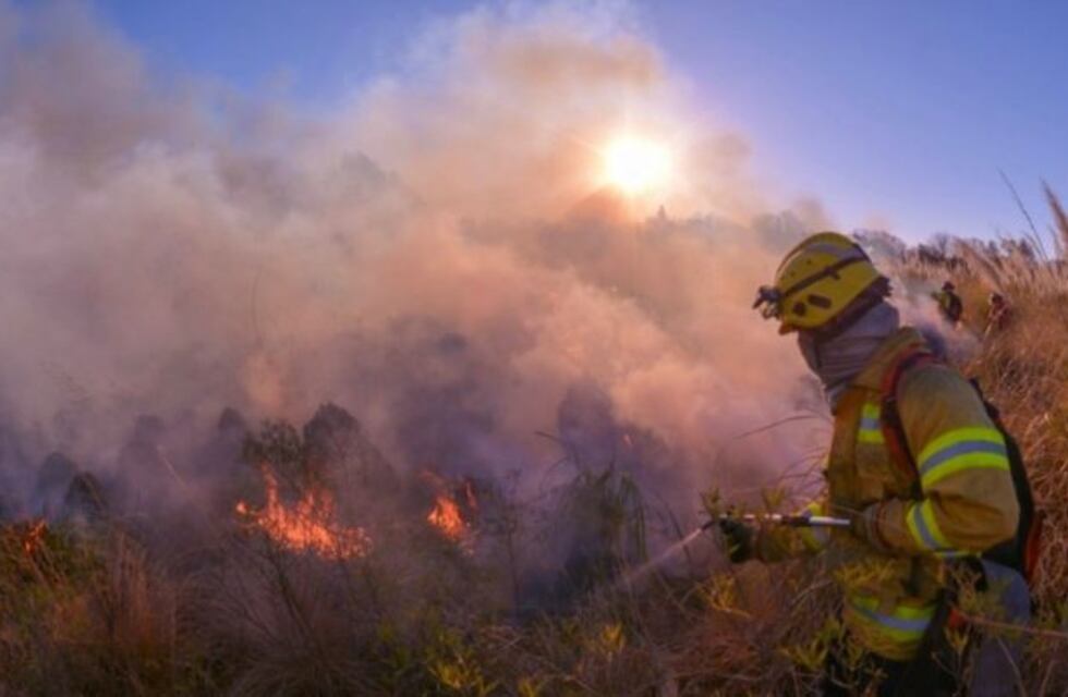 Bomberos controlaron el incendio en Las Higueras pero persiste con perímetros inestables