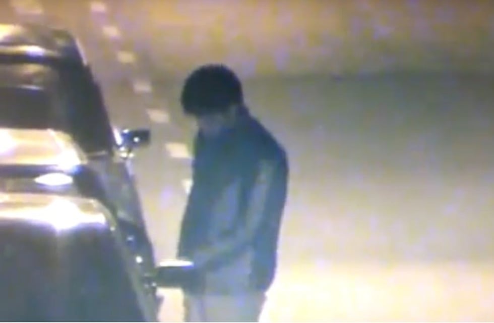 Así roban un auto en pleno centro en menos de dos minutos