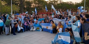 En la plaza San Martín se convocaron para dar su apoyo al presidente Mauricio Macri