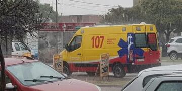 La mujer de 70 años recibió la descarga eléctrica en un puesto de choripán de avenida Alem\u002E (El Doce TV)