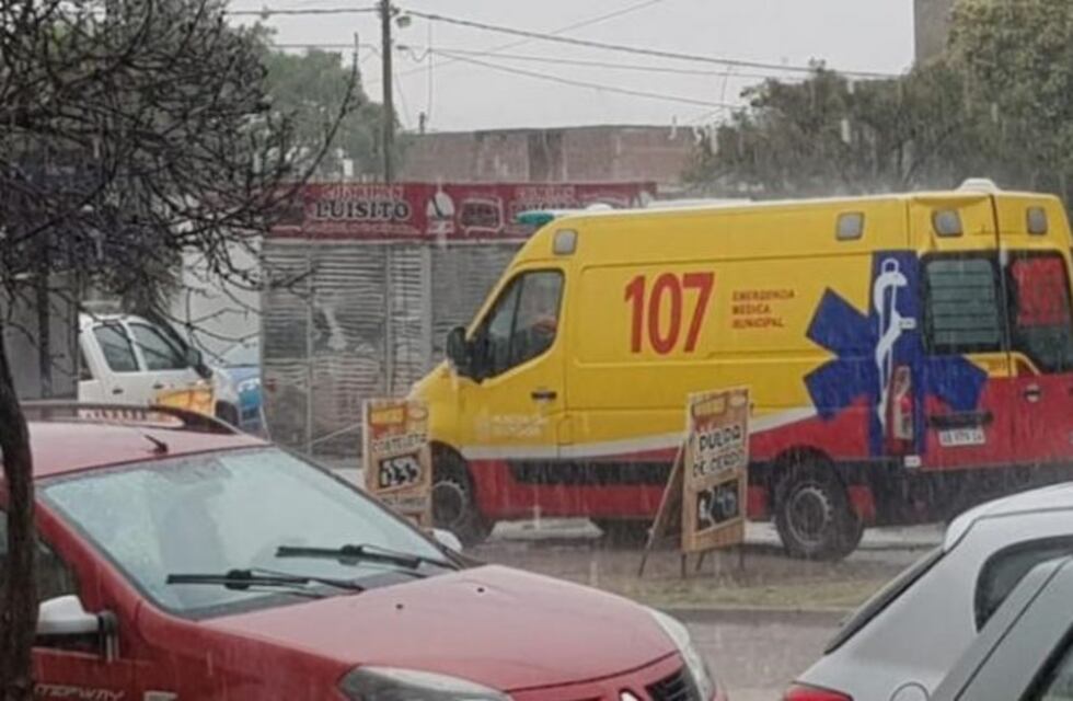 Recibió una descarga eléctrica en un puesto de chori y parte de su dedo quedó pegado en el carro