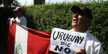 Ciudadanos protestan frente a la embajada de Uruguay para que le nieguen el asilo político al ex presidente peruano Alan García (EFE)