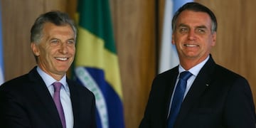 El extraño saludo de Jair Bolsonaro que sorprendió a Mauricio Macri