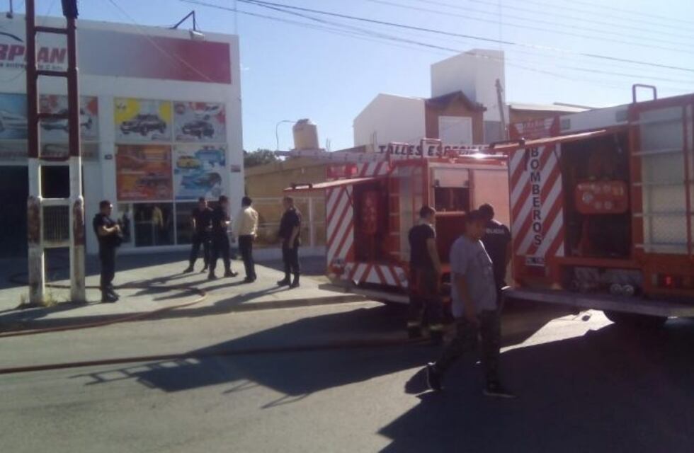 Un cortocircuito generó incendio en agencia de autos en el centro