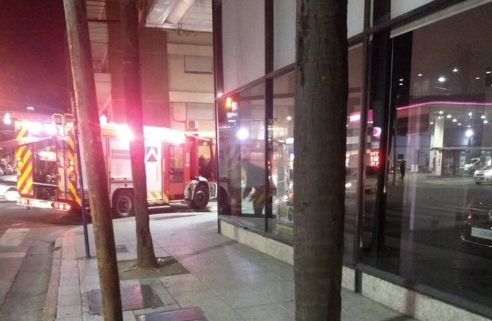 Casi se incendia una concesionaria a metros del cuartel de bomberos