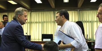 Roberto Mirabella, saludando al vicepresidente 1° del Concejo Municipal, Lisandro Mársico\u002E (Prensa Concejo Municipal de Rafaela)