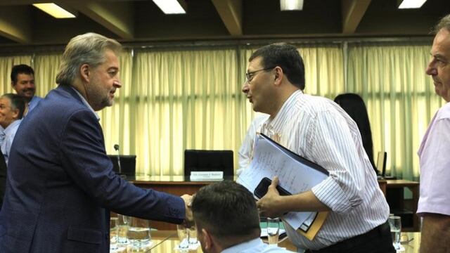 Roberto Mirabella, saludando al vicepresidente 1° del Concejo Municipal, Lisandro Mársico\u002E (Prensa Concejo Municipal de Rafaela)