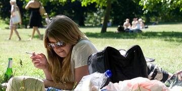 Impulsan proyecto para que no se pueda fumar en las plazas\u002E