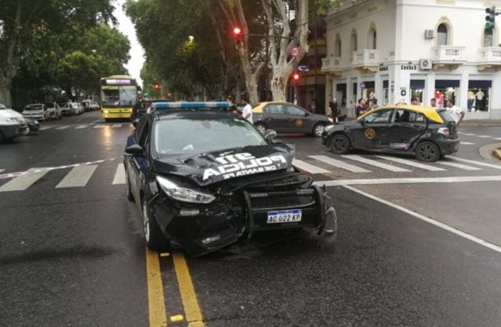 Policías perseguían a un ladrón y chocaron contra un taxi en zona sur