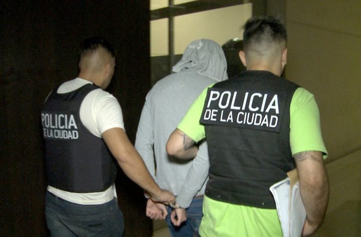 El joven es hijo de un importante broker de seguros de Zona NorternrnrnDYN18, BUENOS AIRES, 18/02/2017, LA POLICIA DE LA CIUDAD DETUVO ESTA MADRUGADA EN VICENTE LOPEZ, A UN JOVEN DE 26 Au00d1OS, RELACIONADO CON EL CASO DEL ANESTESISTA, GERARDO BILLIRIS.rnFOTO:DYN/POLICIA DE LA CIUDAD. ciudad de buenos aires Detuvieron en Vicente Lu00f3pez a otro socio del anestesista violencia de genero