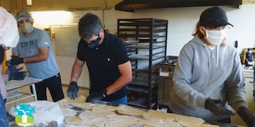 Intendente y empleados municipales elaboraron fideos caseros para donar\u002E (Foto: prensa municipal)\u002E