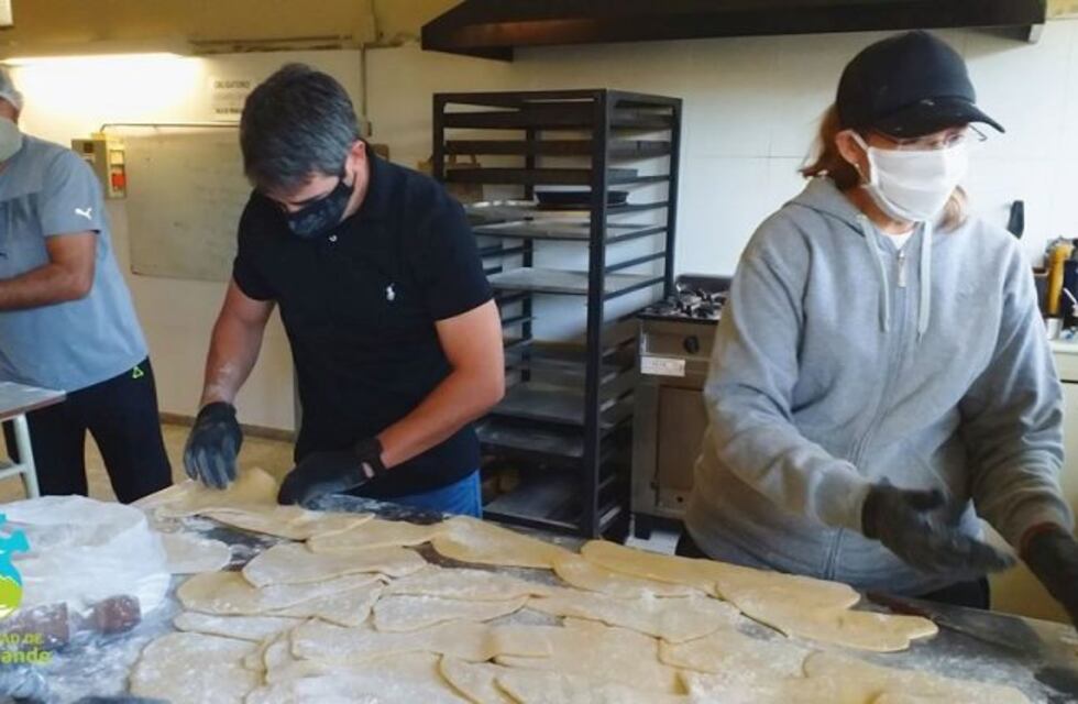 Intendente y empleados de un Municipio elaboraron fideos caseros para donar