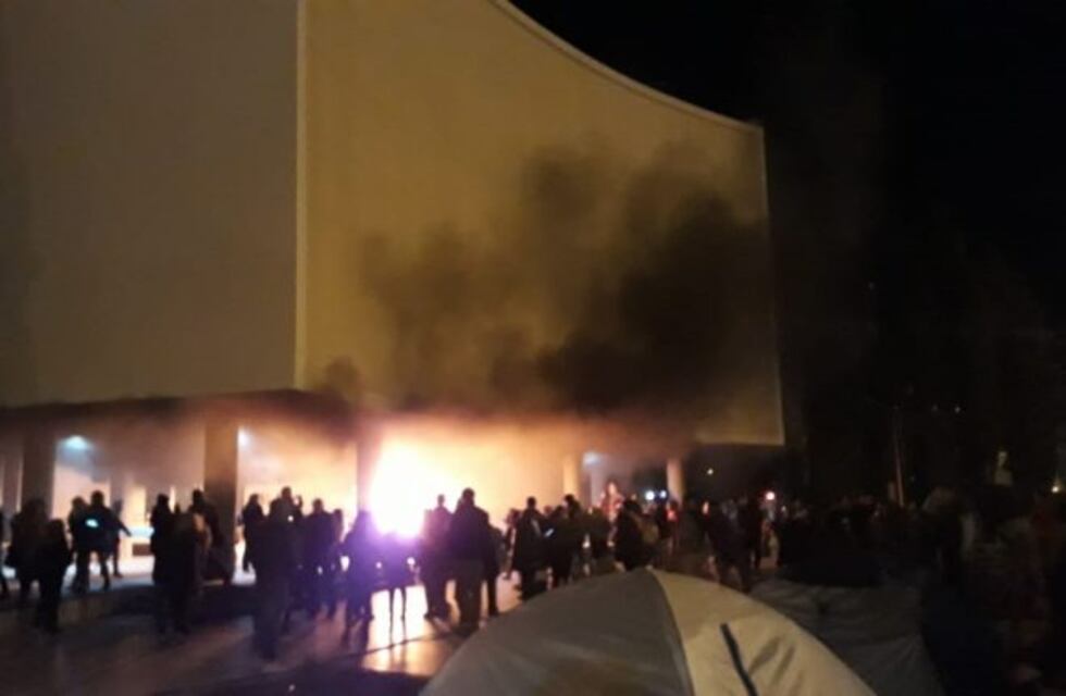 Incidentes en la Legislatura tras conocerse el accidente de las docentes