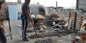 Un docente salteño construyó siete hornos de barro para los sectores más vulnerables (Facebook Merendero Pequeña DINA)