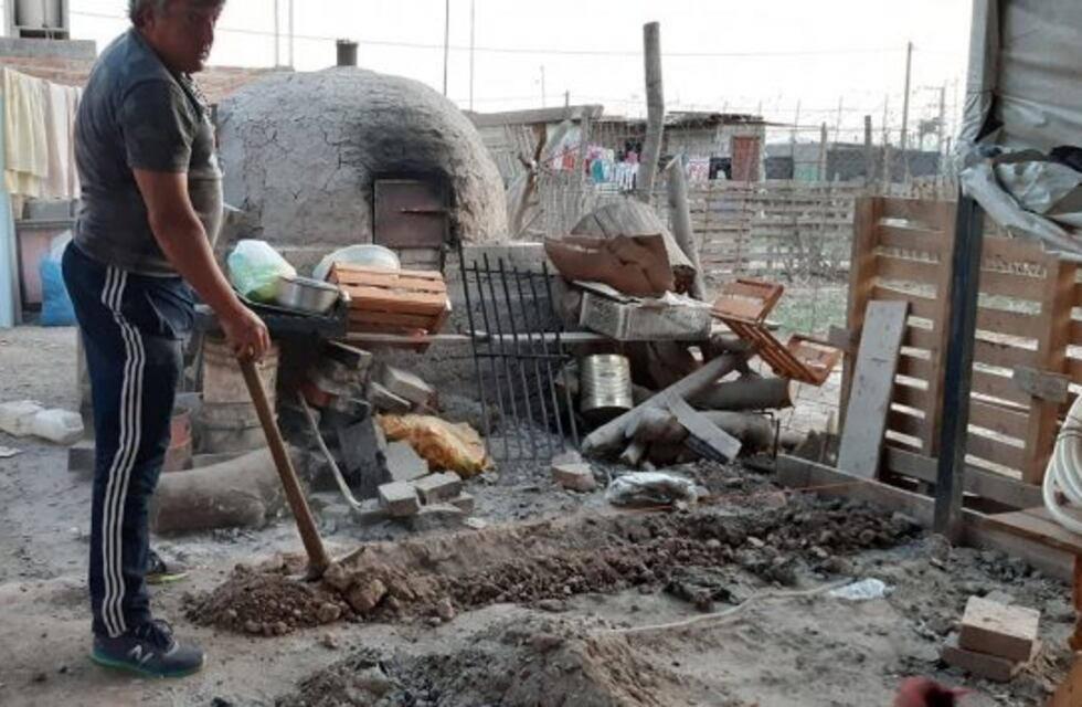 Un docente salteño construye hornos de barro para los sectores más vulnerables