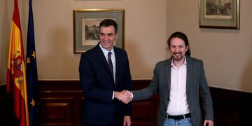 El primer ministro español en funciones, Pedro Sánchez, y el líder de Unidos Podemos (juntos podemos), Pablo Iglesias, se dan la mano durante una conferencia de prensa en el Parlamento de España en Madrid, España, 12 de noviembre de 2019\u002E Crédito: REUTERS/Sergio Perez\u002E