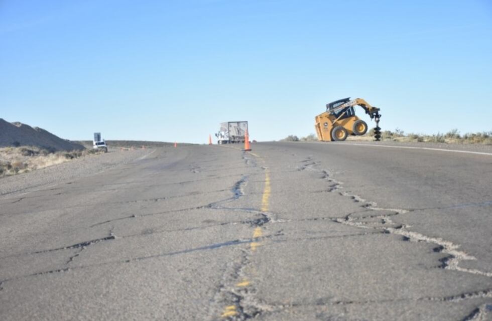 Realizan tareas de mantenimiento sobre ruta 3