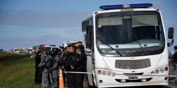 Alrededor de 120 efectivos policiales trabajaban en la autopista a Santa Fe para la recaptura de los presos\u002E (Juan José García)