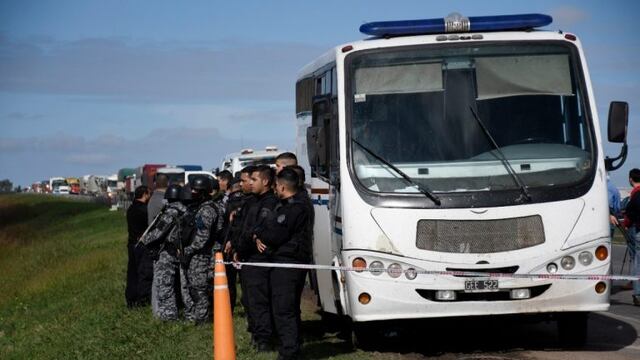 El vehículo que llevaba a los detenidos frenó a la altura de Granadero Baigorria\u002E (Juan José García)