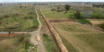 La zanja que constuyeron para protegerse de las toma (Foto: TN)