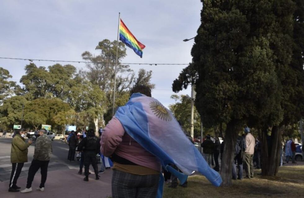 Por tercera vez, sacaron la bandera de la diversidad de género en el Parque Sarmiento