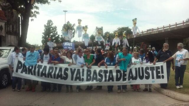 La Marcha Federal de los docentes pasu00f3 por la ciudad de Santa Fe.