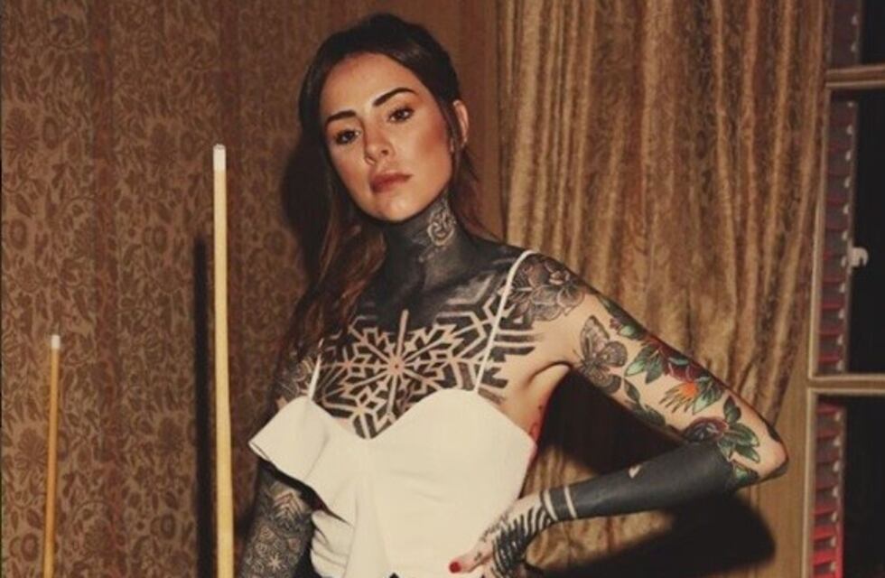 Cande Tinelli mostró su nuevo tatuaje haciendo toppless