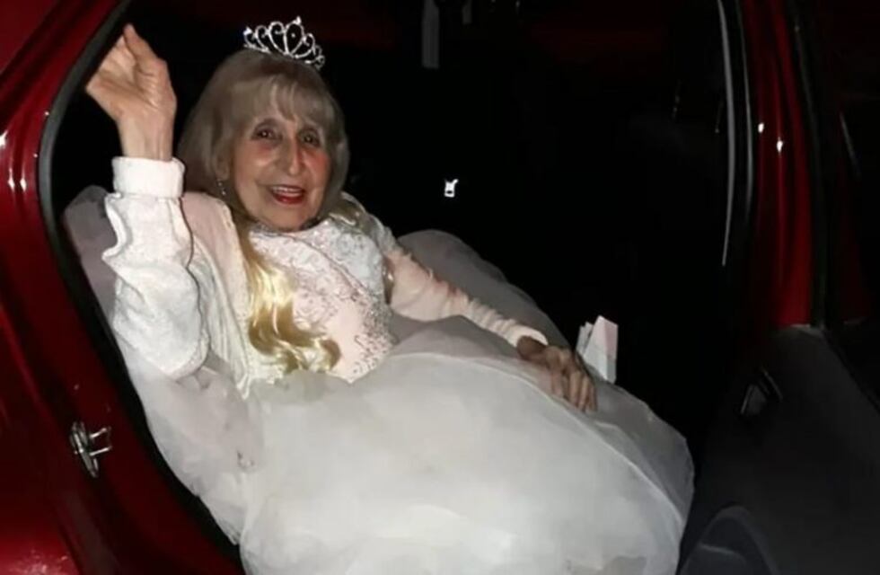 No había podido festejar su cumpleaños de 15 y le hicieron la fiesta para los 90