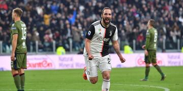 Gonzalo Higuaín anotó un tanto en la goleada de Juventus ante Cagliari\u002E (EFE)