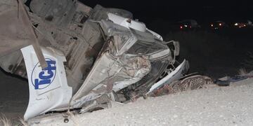 Así quedó el camión que volcó y dentro del cual iba la persona que falleció\u002E