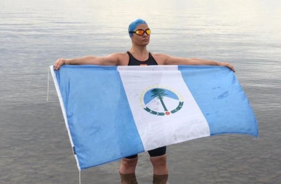 Desafío Malvinas: neuquina cruzó el estrecho de San Carlos para honrar a ex combatientes