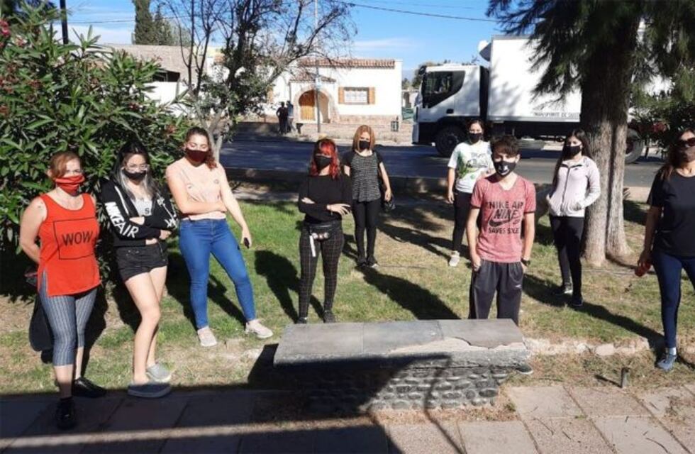 Estafaron a estudiantes de una escuela de Maipú con sus camperas de egresados