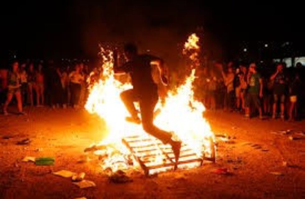 El "cruce de brasas" en la Fiesta de San Juan en Puerto Iguazú