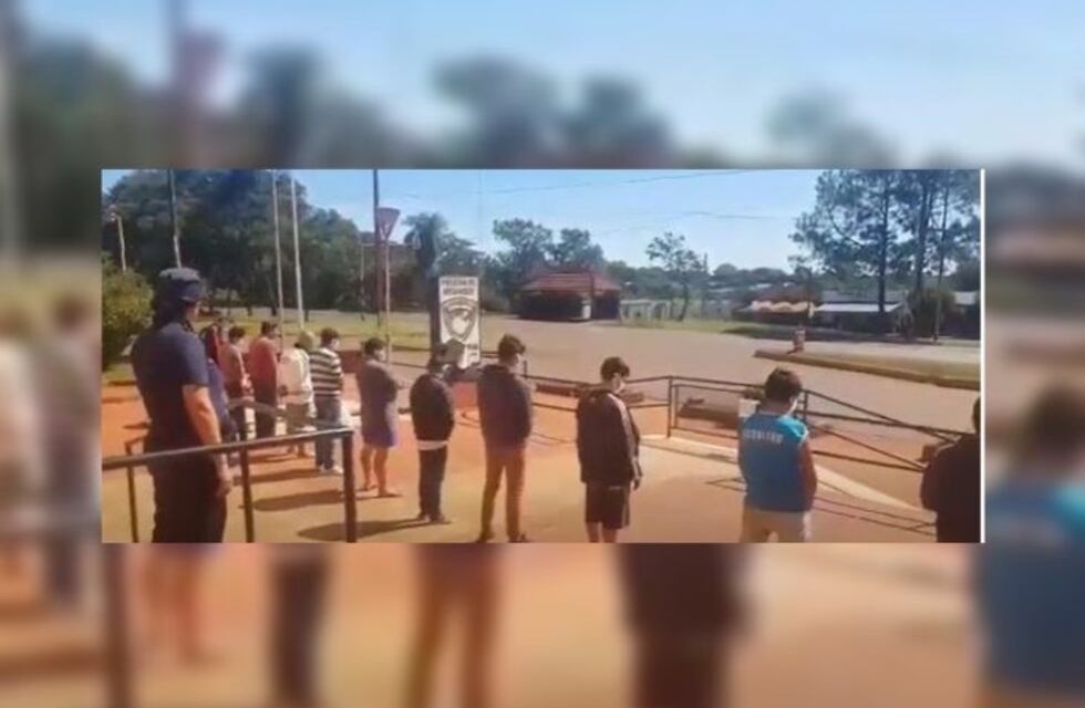 Antes de liberar a los que violaron la cuarentena, la policía les advirtió que no es niñera