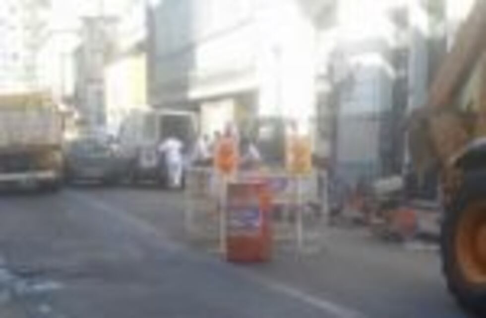 Se hundió el pavimento en Laprida al 1000 y desvían líneas de transporte