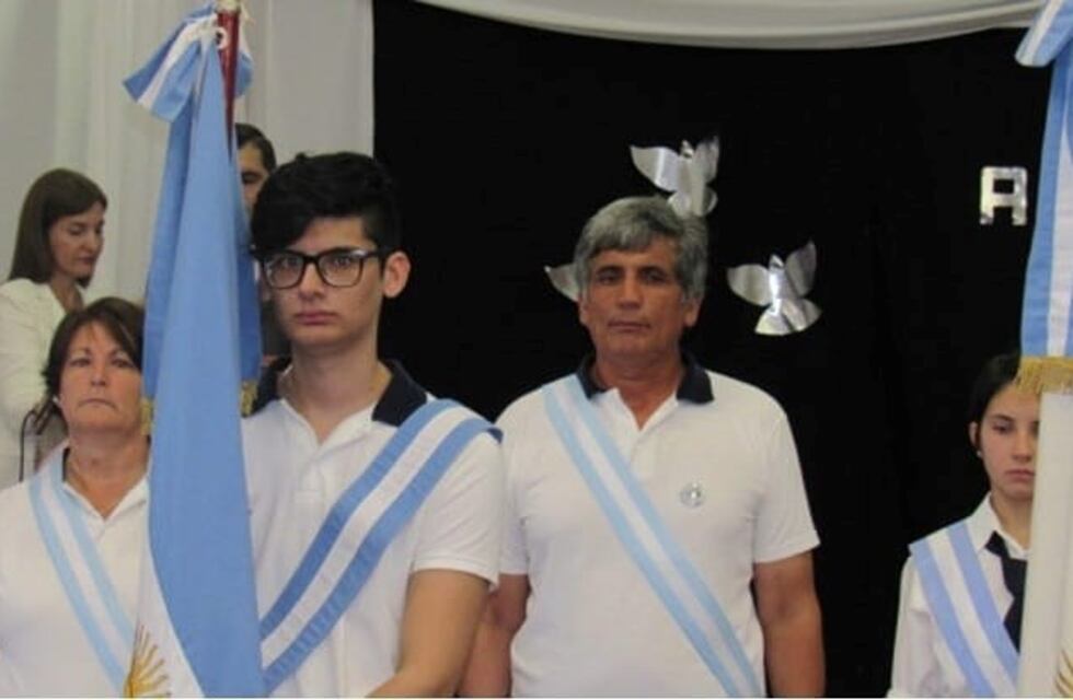 Distinción familiar: van a la escuela junto a su hijo y hoy los tres portan la bandera nacional