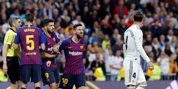 GRAF7054\u002E MADRID, 02/03/2019\u002E- El defensa del Real Madrid, Sergio Ramos (d), y el delantero argentino del FC Barcelona, Lionel Messi (i), durante el partido de la 26ª jornada de Liga en Primera División que Real Madrid y FC Barcelona juegan esta noche en el estadio Santiago Bernabéu, en Madrid\u002E EFE/ Juan Carlos Hidalgo