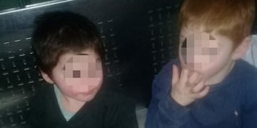 Rescatan a tres hermanitos que estaban solos en la calle y ahora se los disputan dos \