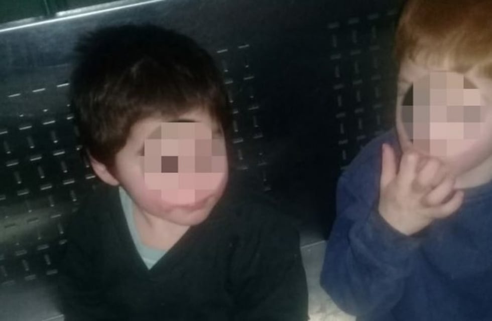 Rescatan a tres hermanitos que estaban solos en la calle y ahora se los disputan dos "abuelas"