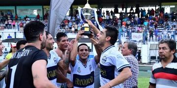Instante especial\u002E La entrega del trofeo a los jugadores de San Martín luego de convertirse en nuevo campeón del Torneo Anual Clasificatorio 2018 de la Liga Formoseña de Fútbol\u002E