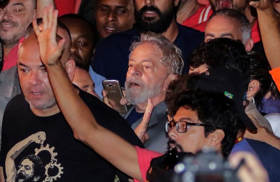 Lula se entregó a la Policía y se dirige a Curitiba para ingresar en prisión