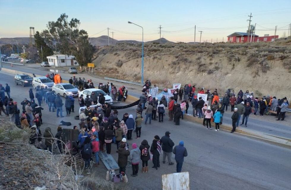 Corte de ruta, inactividad petrolera e imposibilidad de depositar sueldos