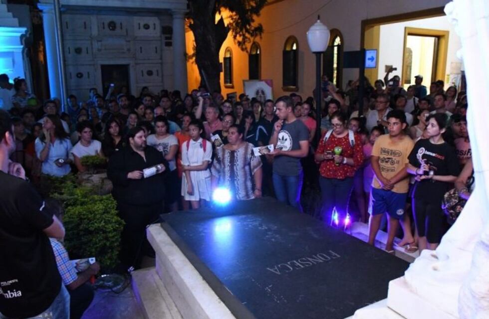Exitoso paseo nocturno por el Cementerio local