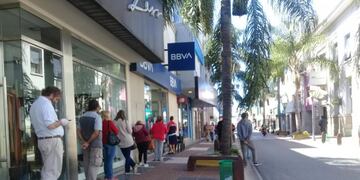 Calle comercial de Gualeguaychú\nCrédito: Vía Gualeguaychú