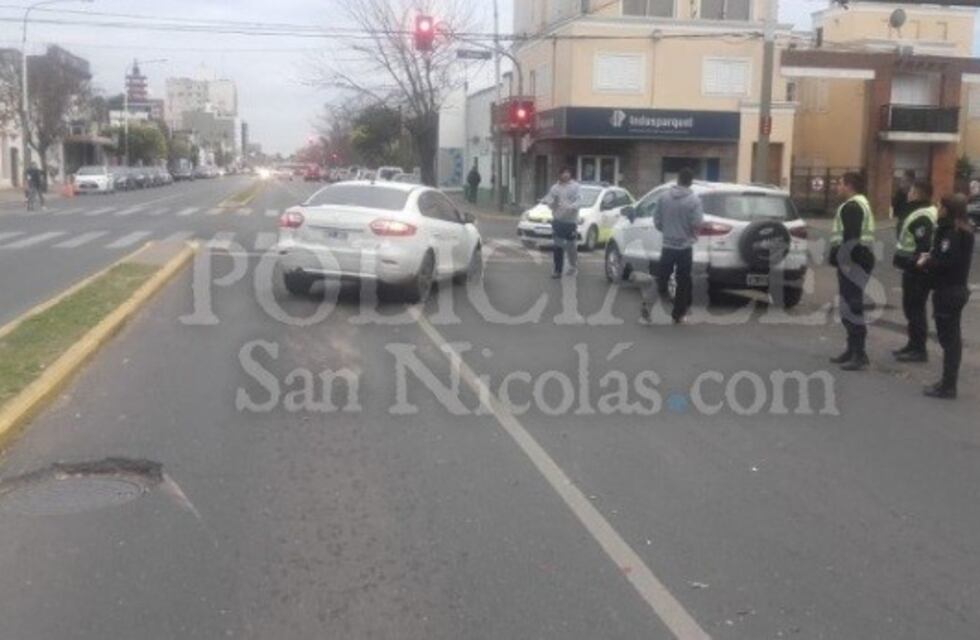 Choque involucró a un auto y una camioneta por el semáforo de Savio y España