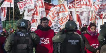 Policías apostados frente a manifestantes que protestan contra la celebración de la cumbre de ministros de Finanzas y presidentes de bancos centrales (DPA)