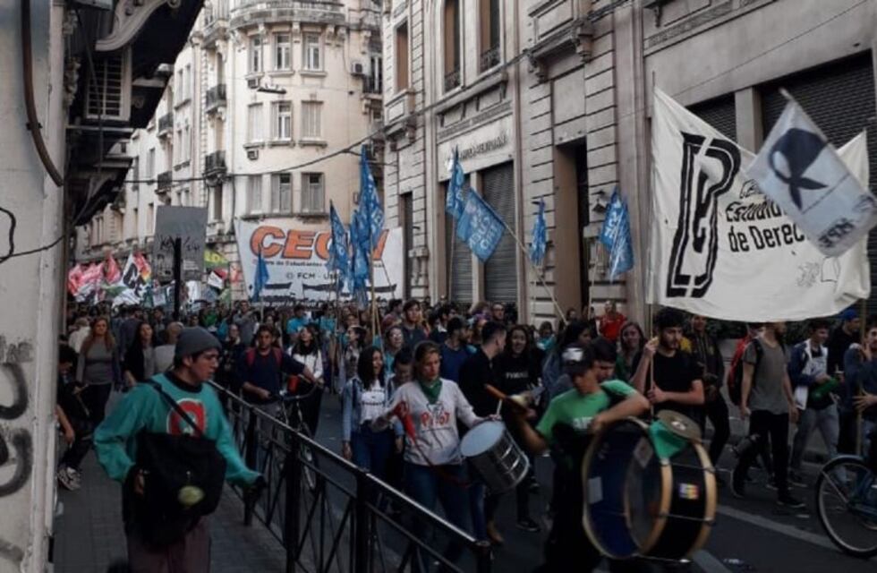 Estudiantes rosarinos coparon el centro para recordar La Noche de los Lápices