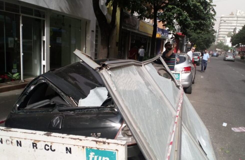 Un auto quedó destrozado al caer el panel de un edificio por la tormenta