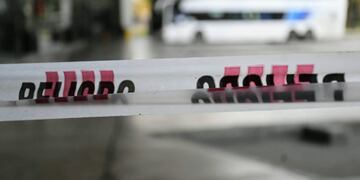 La estación Mariano Moreno fue vallada de manera preventiva tras el arribo del micro\u002E (Juan José García)